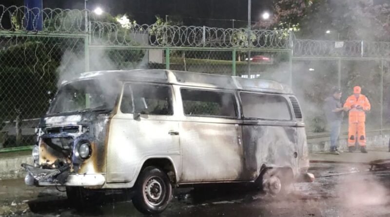 kombi incendiada