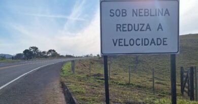 placa alertando sobre incidência de neblina