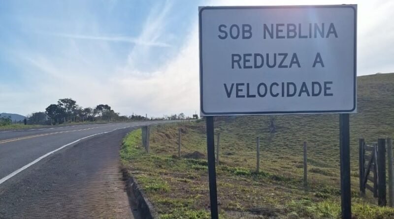 placa alertando sobre incidência de neblina