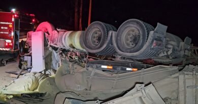 acidente carreta bitrem sp 215