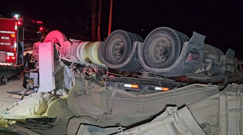 acidente carreta bitrem sp 215