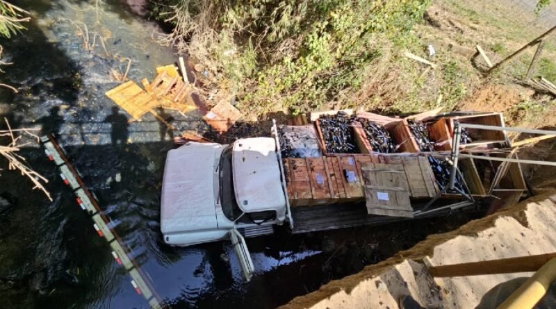 acidente caminhão rio