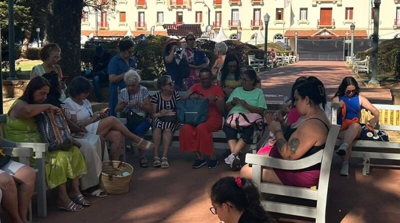 crocheteiras no dia mundial do crochê em Poços de Caldas