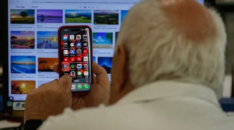 idoso ao celular