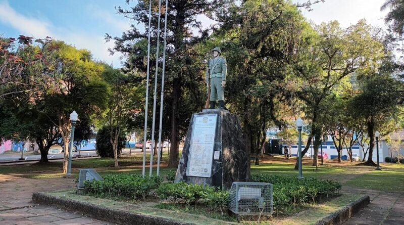 Praça Getúlio Vargas, monumento em homenagem aos ex-pracinhas