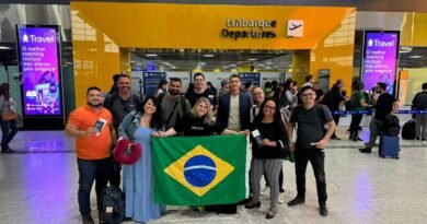 professora Silmara no aeroporto internacional