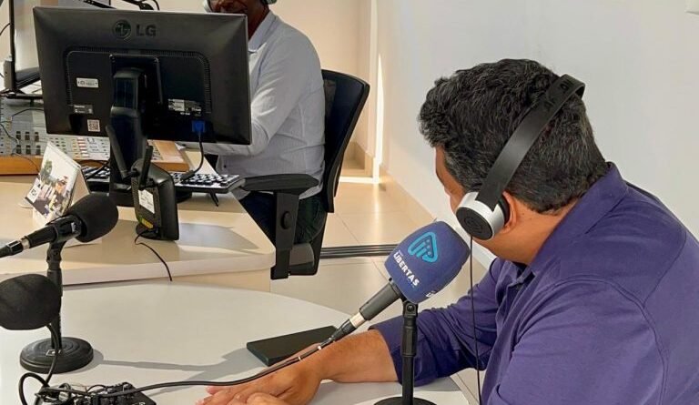 prefeito Paulo Ney durante programação especial de 50 anos da Rádio Libertas de Poços de Caldas
