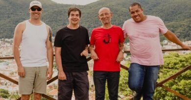 Grupo “Brasilidade em Quatro Tempos” de Poços de Caldas-MG formado pelos músicos Roardo Bernardo (saxofone/arranjos), Mario Clidão (baixo), Rodrigo de Almeida (piano/teclado) e Wal Mamute (bateria), com direção de Gleiza Bernardo.