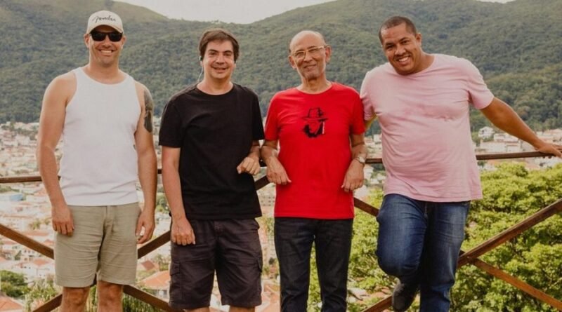 Grupo “Brasilidade em Quatro Tempos” de Poços de Caldas-MG formado pelos músicos Roardo Bernardo (saxofone/arranjos), Mario Clidão (baixo), Rodrigo de Almeida (piano/teclado) e Wal Mamute (bateria), com direção de Gleiza Bernardo.