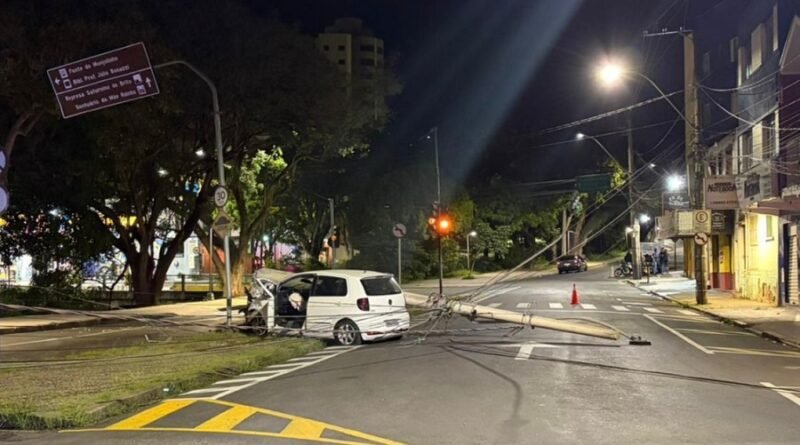 acidente de trânsito - carro derrubou um poste de iluminação pública no bairro cascatinha em Poços de Caldas