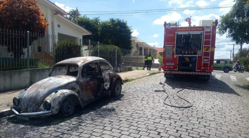 fusca incendiado em Guaxupé - MG