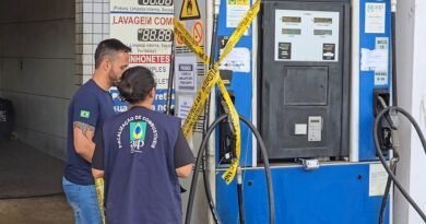 fiscais da ANP interditando bomba de combustível em um posto de combustíveis em Poços de Caldas-MG