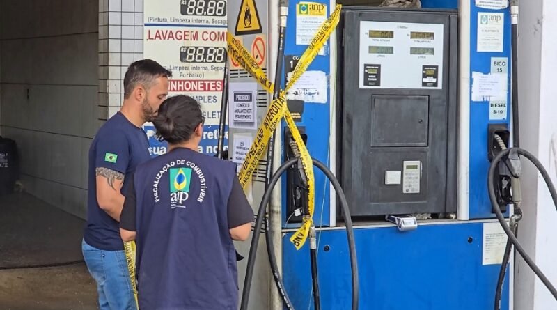 fiscais da ANP interditando bomba de combustível em um posto de combustíveis em Poços de Caldas-MG