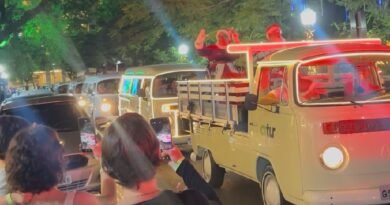 carreta de kombis pelas ruas de Poços de Caldas-MG