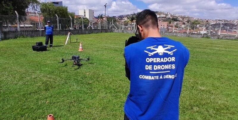 agentes de endemias de Poços de Caldas operando drones no mapeamento de focos ou criadouros do mosquito aedes aegypti em Poços de Caldas-MG