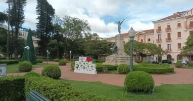 Praça Pedro Sanches no centro de Poços de Caldas