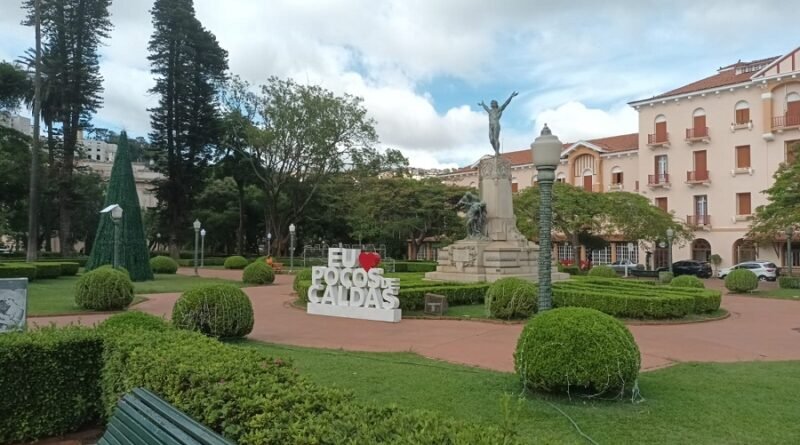 Praça Pedro Sanches no centro de Poços de Caldas