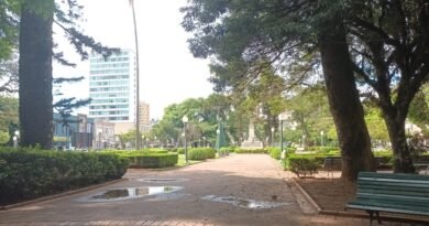 Praça Pedro Sanches no centro de Poços de Caldas