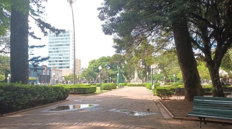 Praça Pedro Sanches no centro de Poços de Caldas