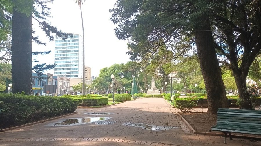 Praça Pedro Sanches no centro de Poços de Caldas