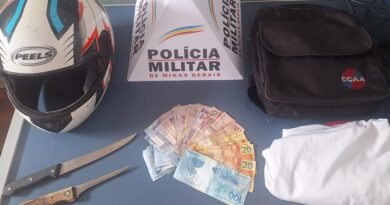 capacete, facas e dinheiro roubado de um posto de combustíveis