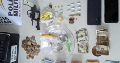 material relacionado a tráfico de drogas, revólver e munições