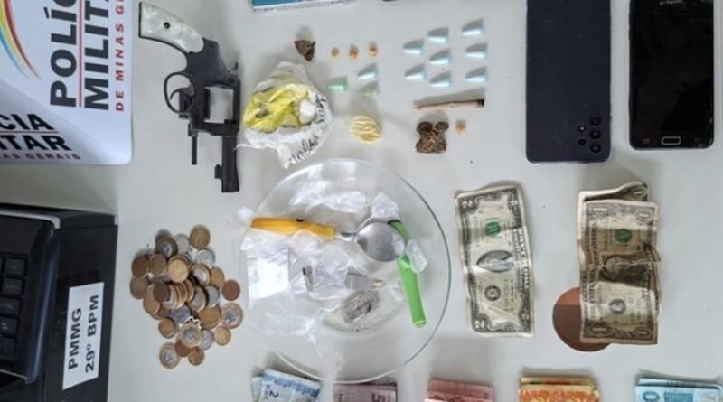 material relacionado a tráfico de drogas, revólver e munições