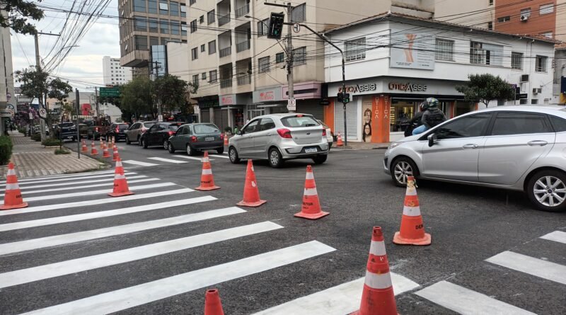 Pintura de faixas dd ruas centrais de Poços de Caldas