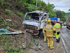 Equipes do Corpo de Bombeiros durante acidente na BR 267 em Campestre