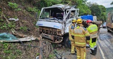 Equipes do Corpo de Bombeiros durante acidente na BR 267 em Campestre