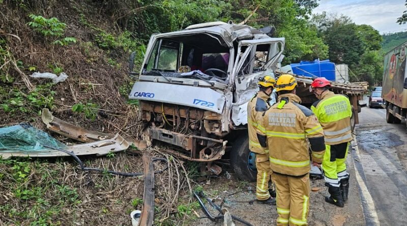 Equipes do Corpo de Bombeiros durante acidente na BR 267 em Campestre