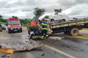 caminhão acidentado na br 491 em Guaranésia-MG