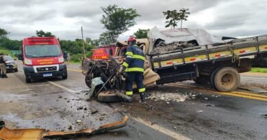 caminhão acidentado na br 491 em Guaranésia-MG
