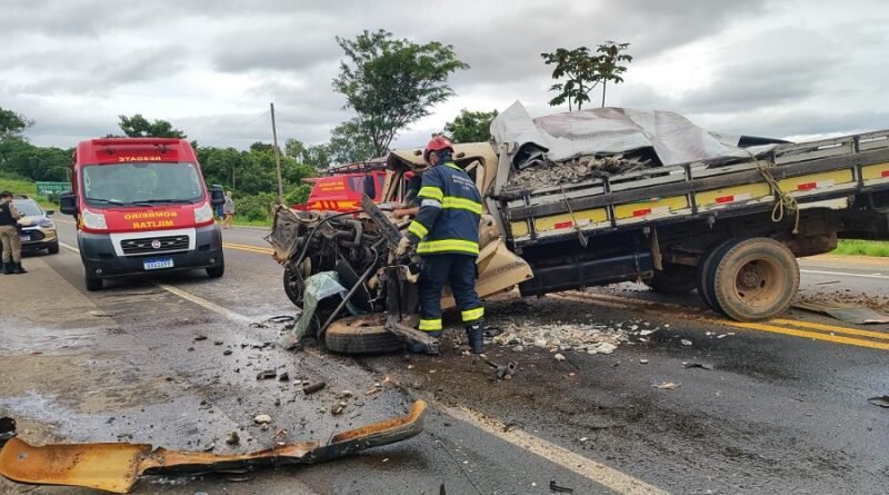 caminhão acidentado na br 491 em Guaranésia-MG