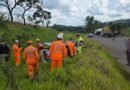 equipes do Corpo de Bombeiros durante acidente na rodovia Waldemar Miguel em Serrania-MG