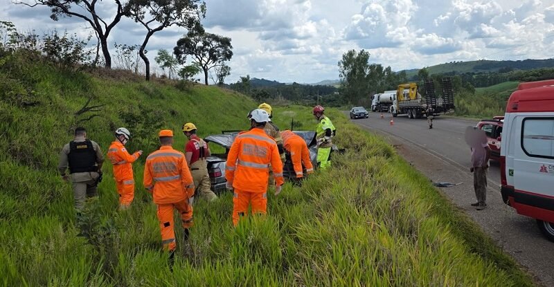 equipes do Corpo de Bombeiros durante acidente na rodovia Waldemar Miguel em Serrania-MG