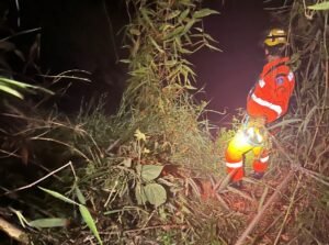 bombeiro durante busca por vítima que caiu de uma altura de 30 metros em uma cachoeira em Congonhal MG