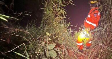 bombeiro durante busca por vítima que caiu de uma altura de 30 metros em uma cachoeira em Congonhal MG