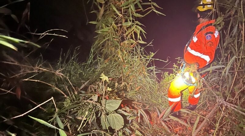 bombeiro durante busca por vítima que caiu de uma altura de 30 metros em uma cachoeira em Congonhal MG