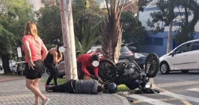 moto envolvida em acidente de trânsito em Poços de Caldas-MG. com o impacto , o motociclista e a moto foram lançados sobre a calçada.