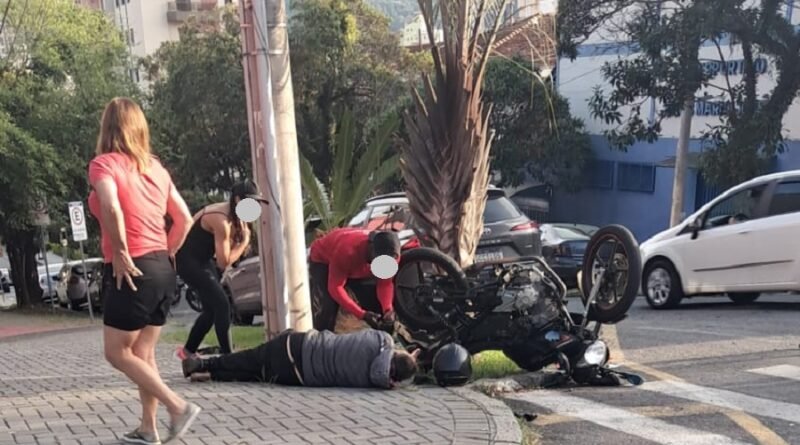 moto envolvida em acidente de trânsito em Poços de Caldas-MG. com o impacto , o motociclista e a moto foram lançados sobre a calçada.