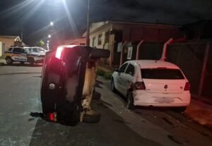 carro tombado após acidente em Alfenas