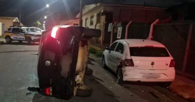 carro tombado após acidente em Alfenas