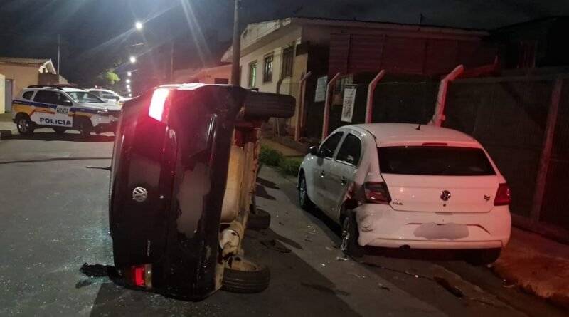carro tombado após acidente em Alfenas