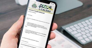 celular com a tela do aplicativo da administração escolar da Secretaria de Educação de Poços de Caldas-MG