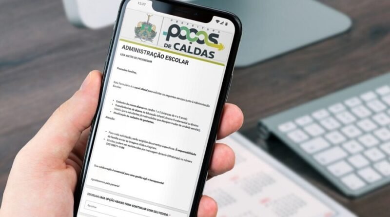 celular com a tela do aplicativo da administração escolar da Secretaria de Educação de Poços de Caldas-MG
