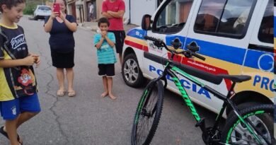 aluno do PROERD recebendo bicicleta no natal