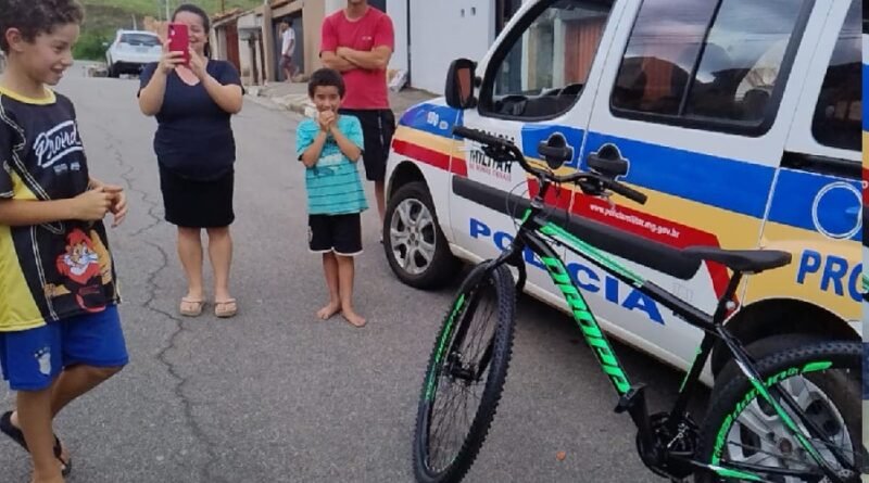 aluno do PROERD recebendo bicicleta no natal