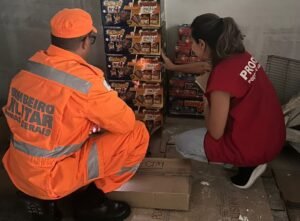 bombeiros e fiscais do procon durante fiscalização de fogos de artifício com estampido