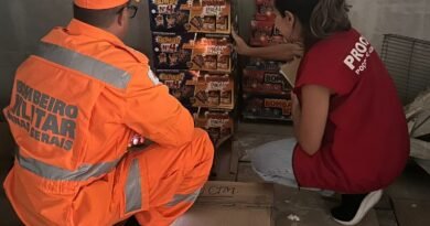 bombeiros e fiscais do procon durante fiscalização de fogos de artifício com estampido